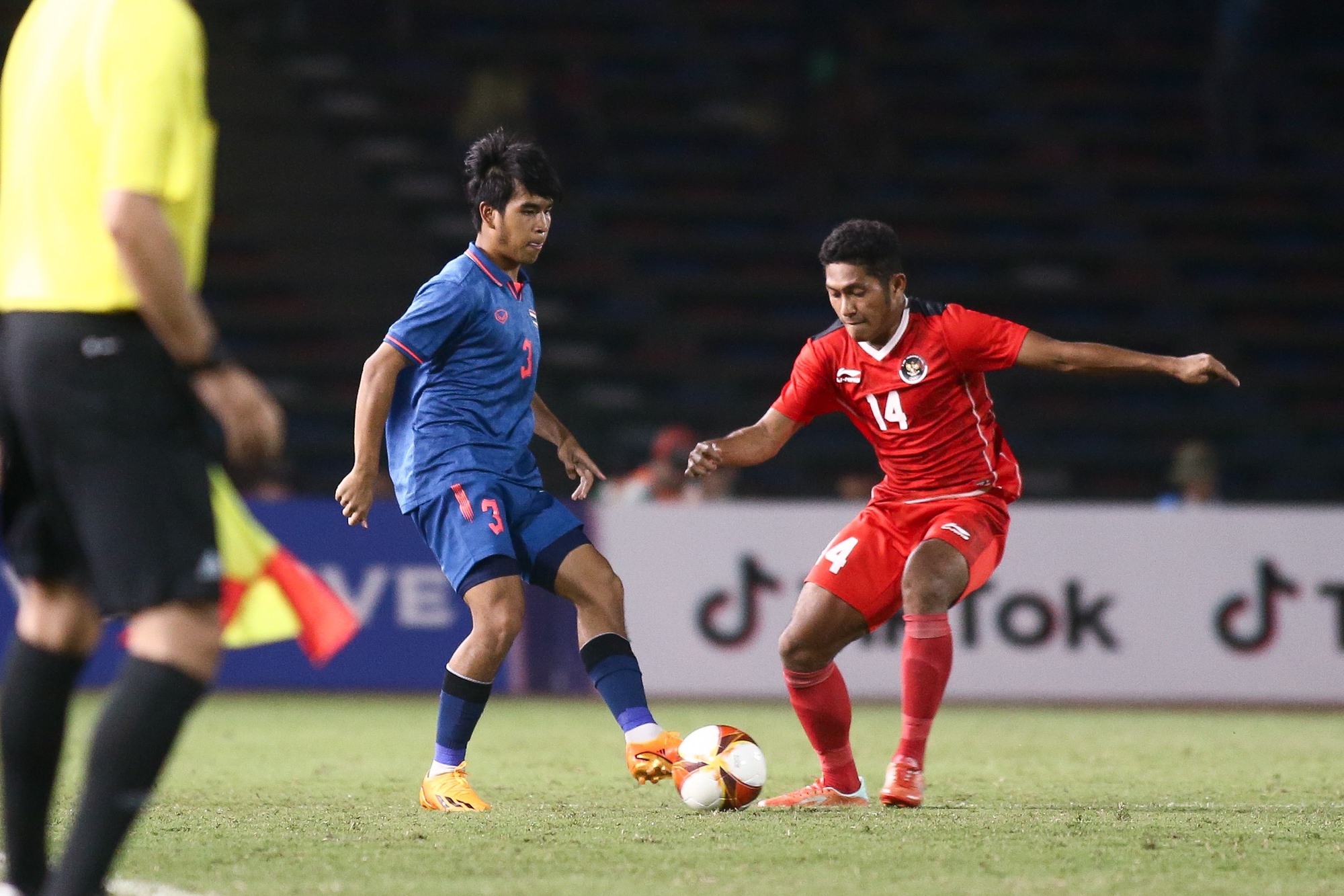 Sau xô xát, U22 Indonesia đánh bại Thái Lan, đoạt HCV SEA Games 32 - Ảnh 1.