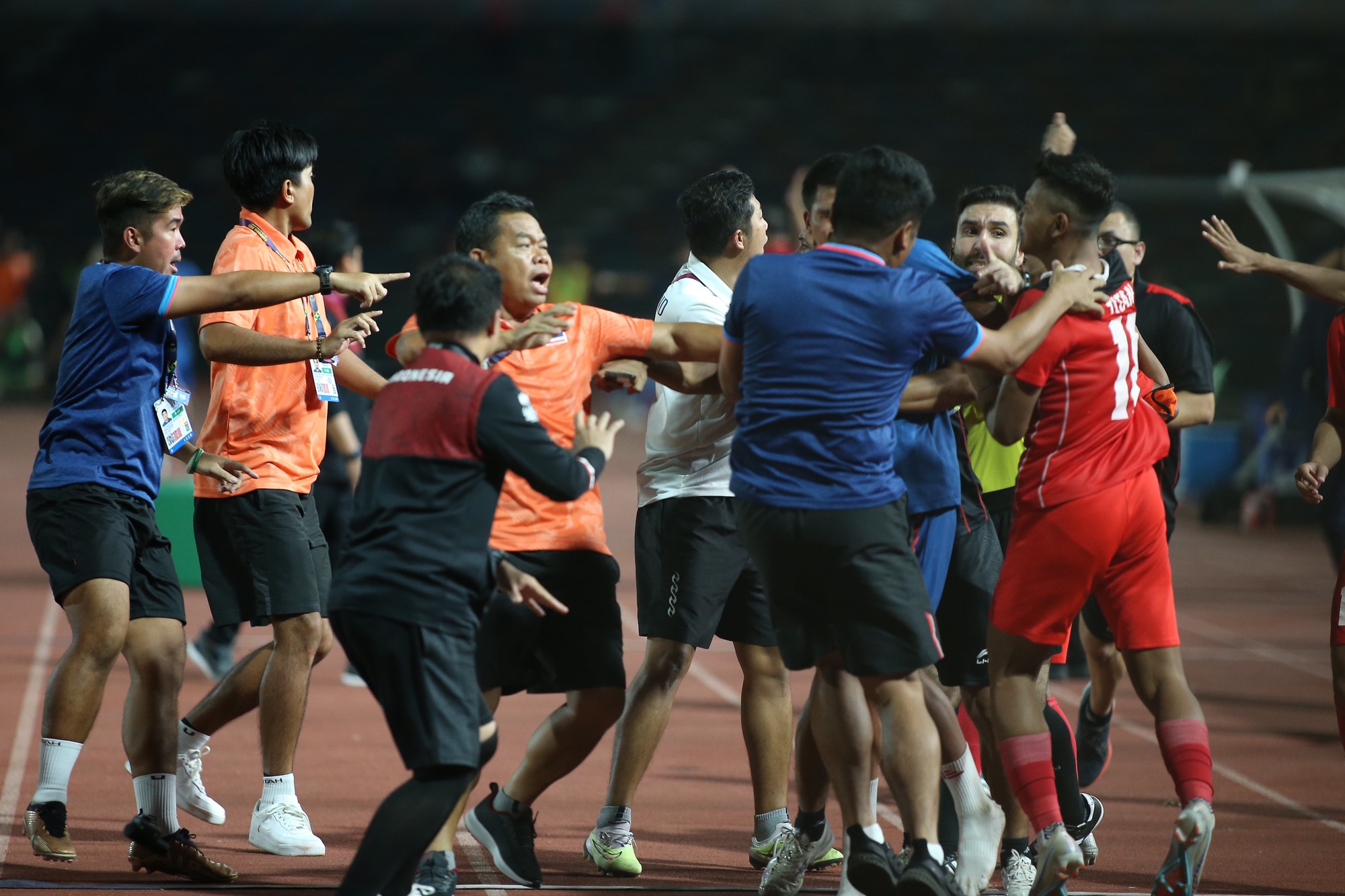 HLV U22 Th&aacute;i Lan n&oacute;i g&igrave; sau trận ẩu đả rồi thua U22 Indonesia? - Ảnh 2.