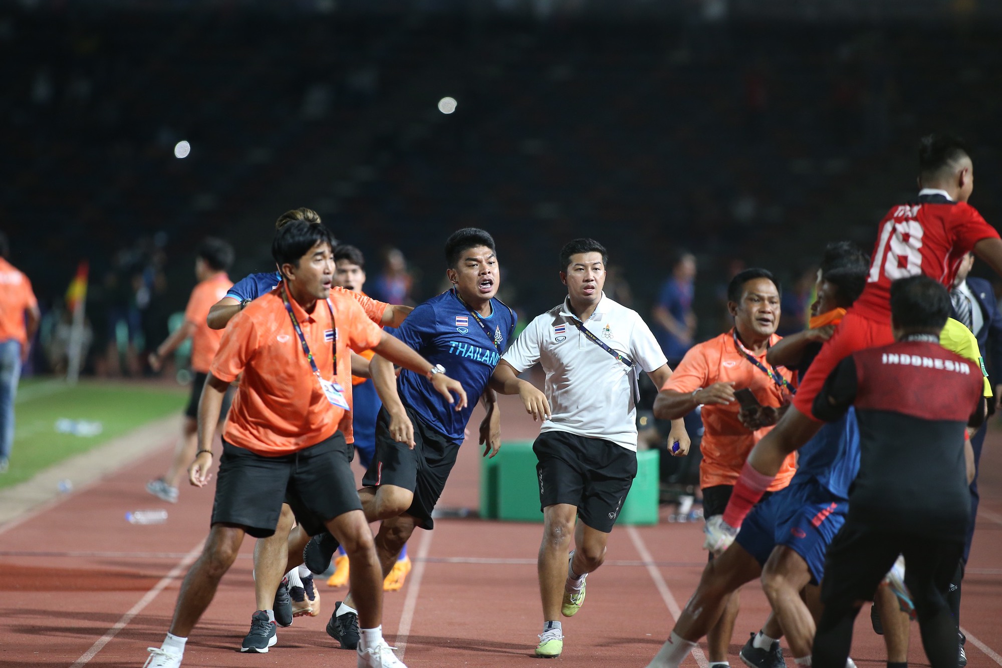 Sau xô xát, U22 Indonesia đánh bại Thái Lan, đoạt HCV SEA Games 32 - Ảnh 12.