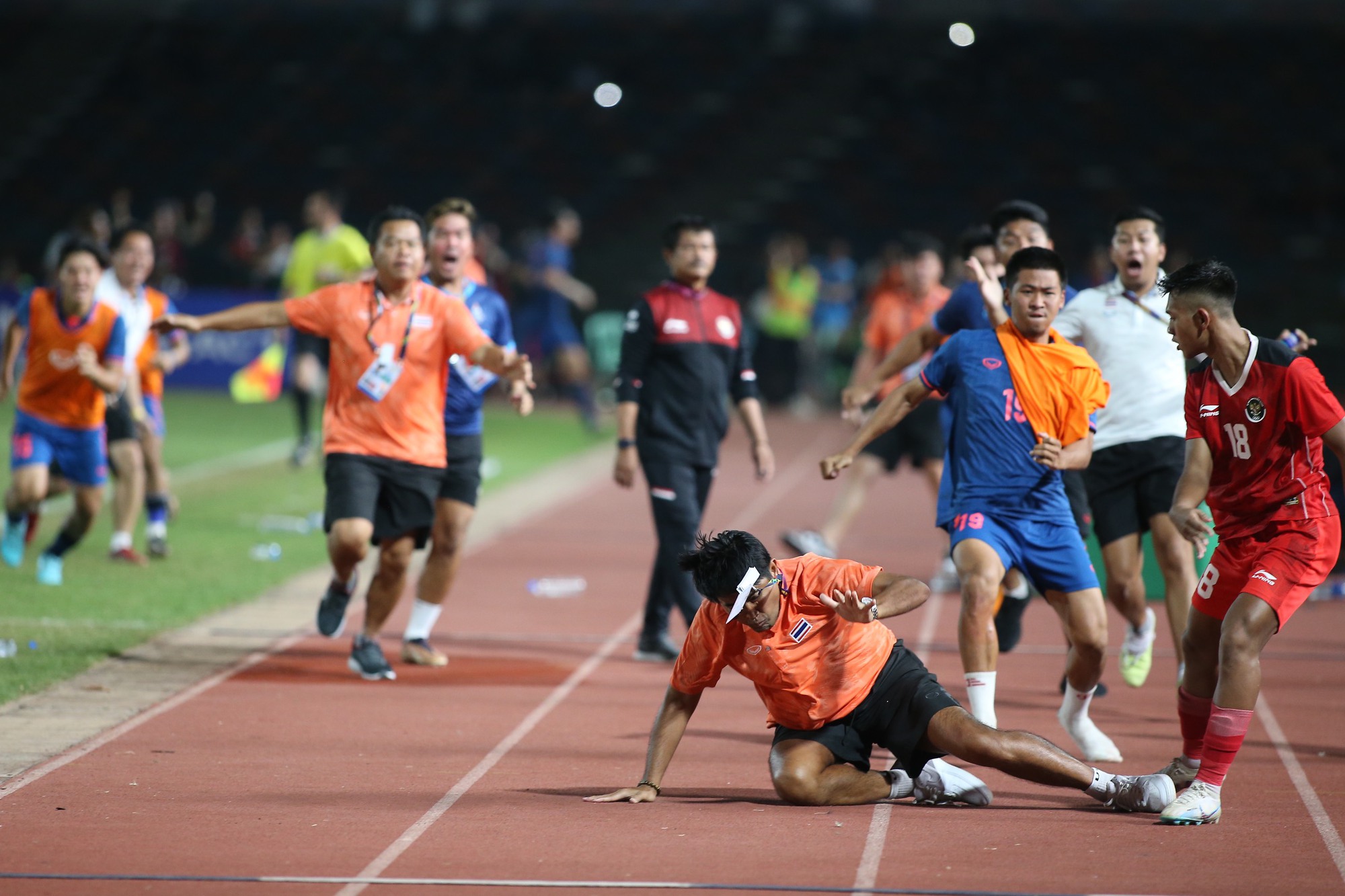 HLV U22 Th&aacute;i Lan n&oacute;i g&igrave; sau trận ẩu đả rồi thua U22 Indonesia? - Ảnh 3.
