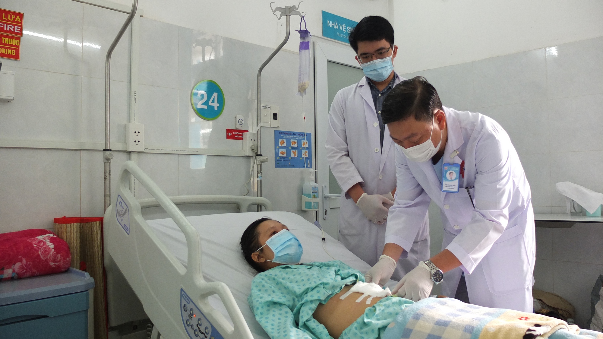 Xương cá đâm xuyên thực quản trôi tự do trong lồng ngực