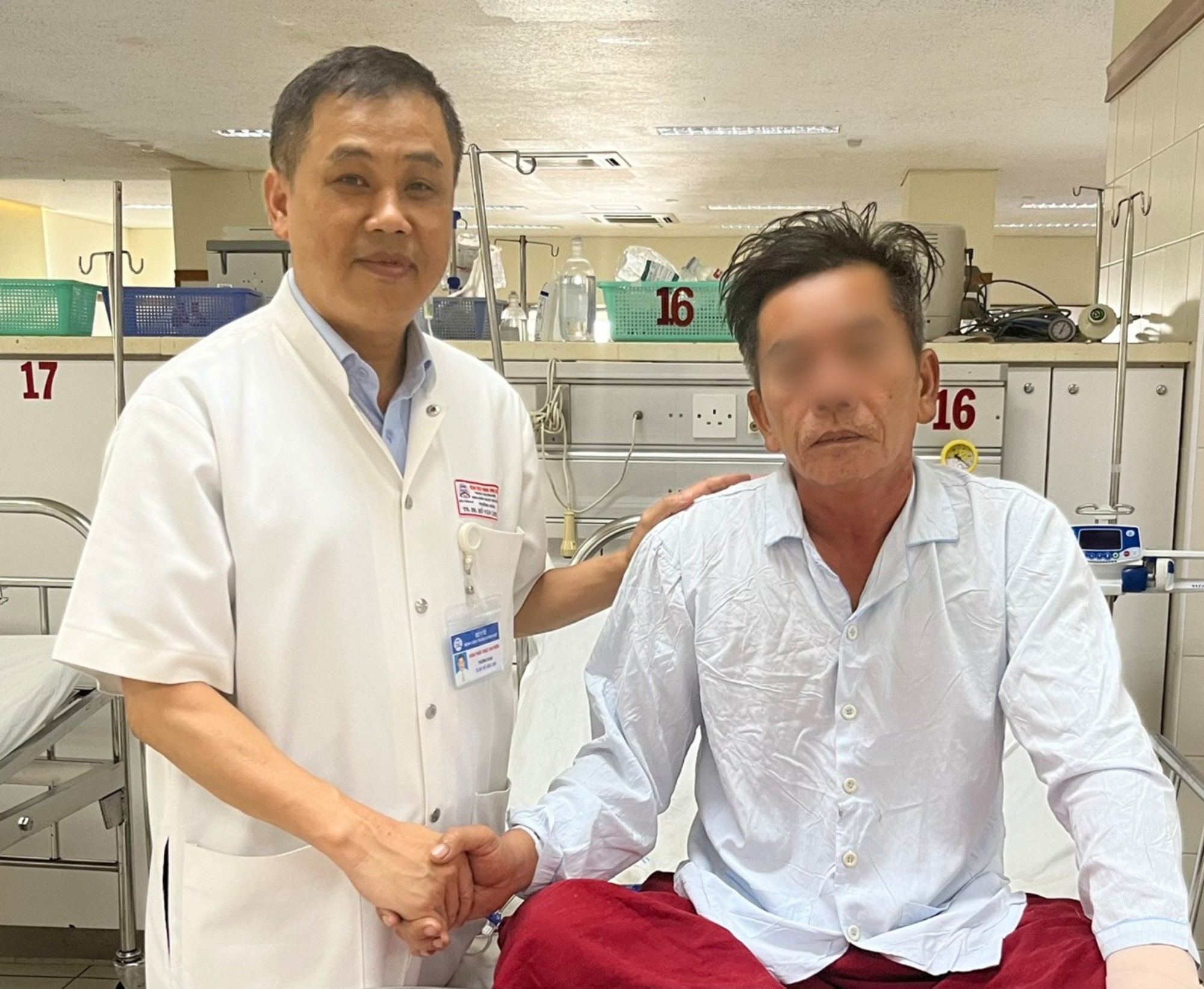 Hành trình cứu sống chủ tịch phường bị đâm 4 nhát dao