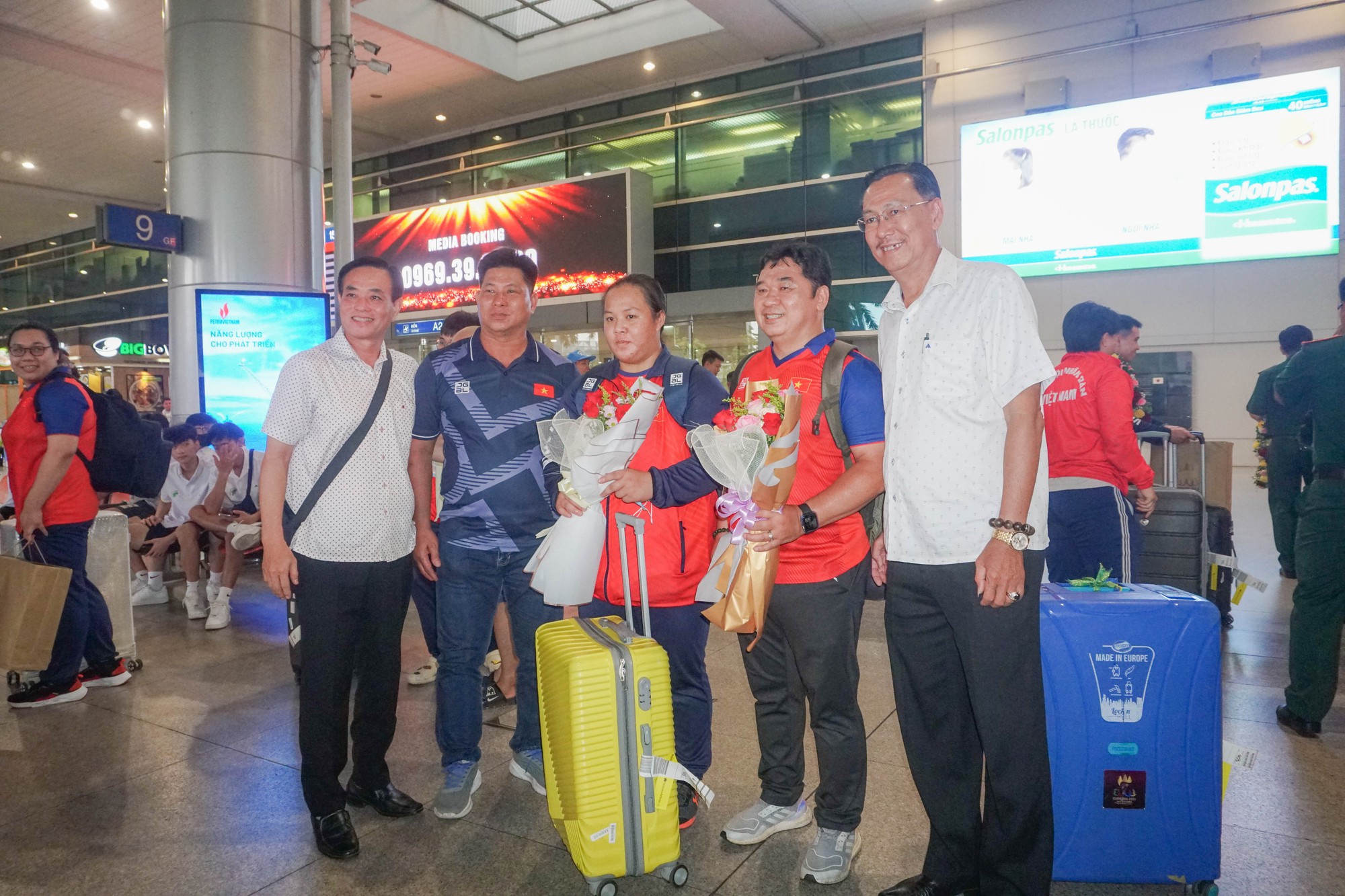 Đội tuyển U22 Việt Nam c&ugrave;ng nhiều đội tuyển tham gia SEA Games 32 trở về nước - Ảnh 14.