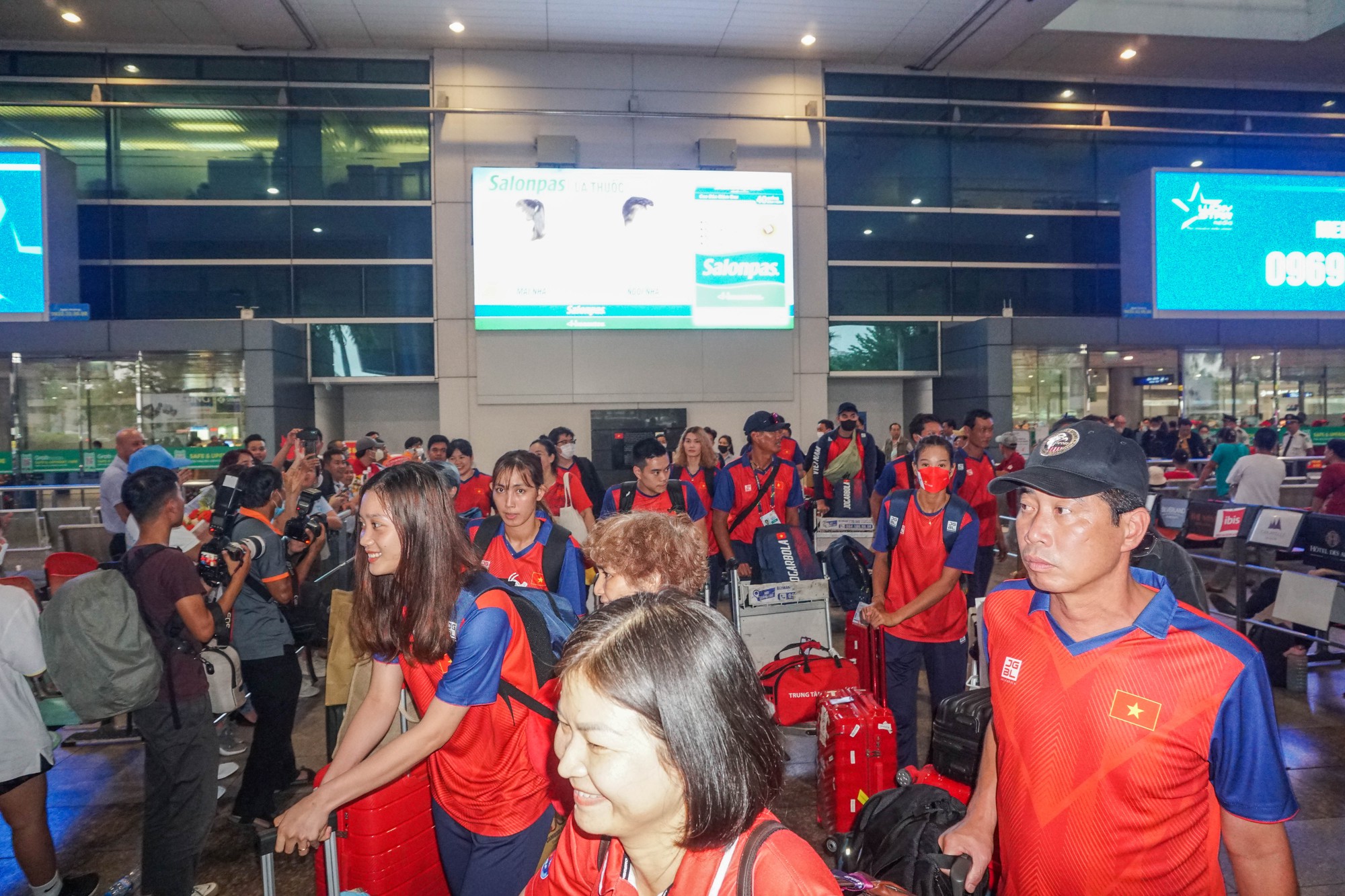 Đội tuyển U22 Việt Nam c&ugrave;ng nhiều đội tuyển tham gia SEA Games 32 trở về nước - Ảnh 11.