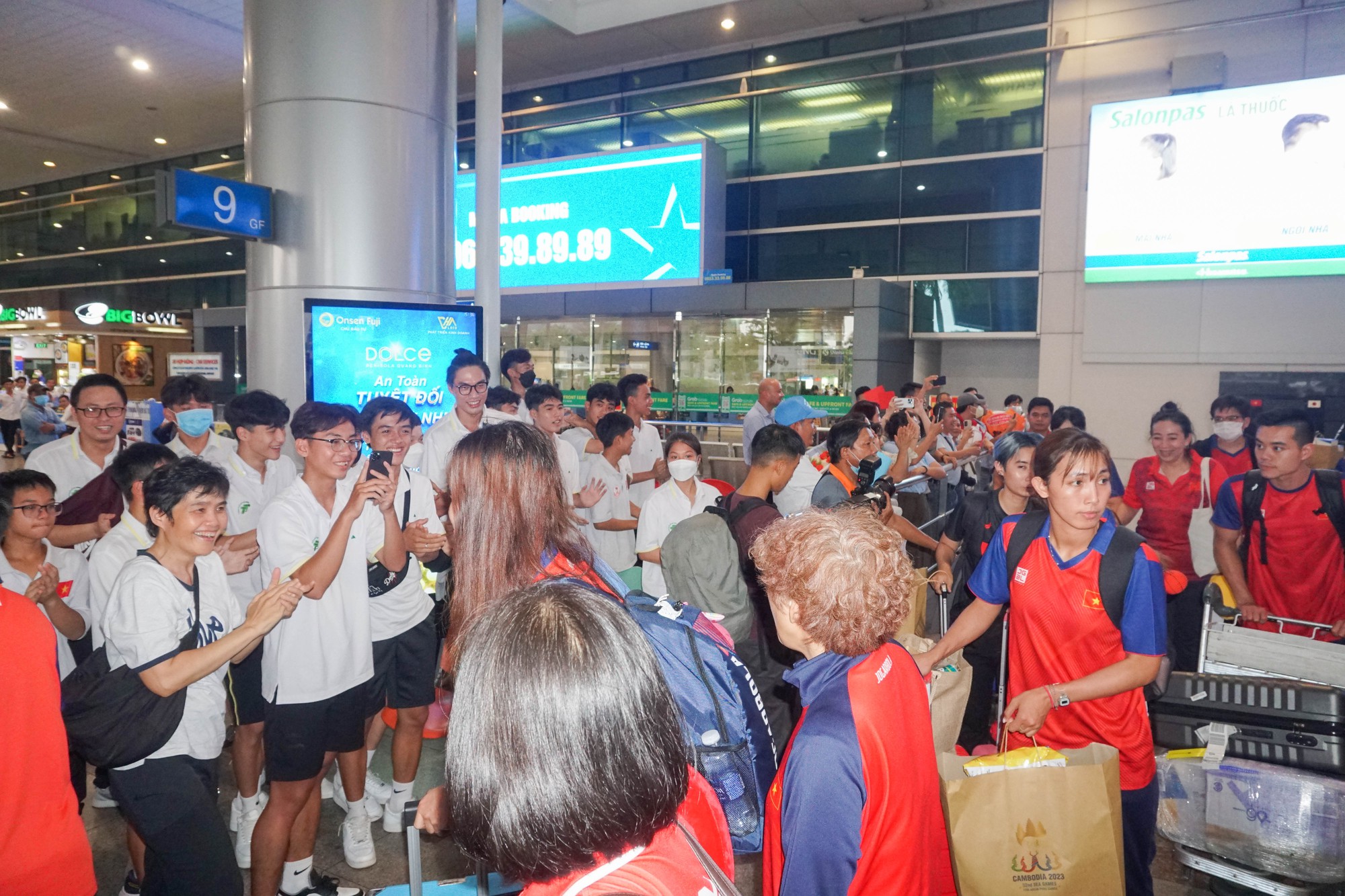 Đội tuyển U22 Việt Nam c&ugrave;ng nhiều đội tuyển tham gia SEA Games 32 trở về nước - Ảnh 16.