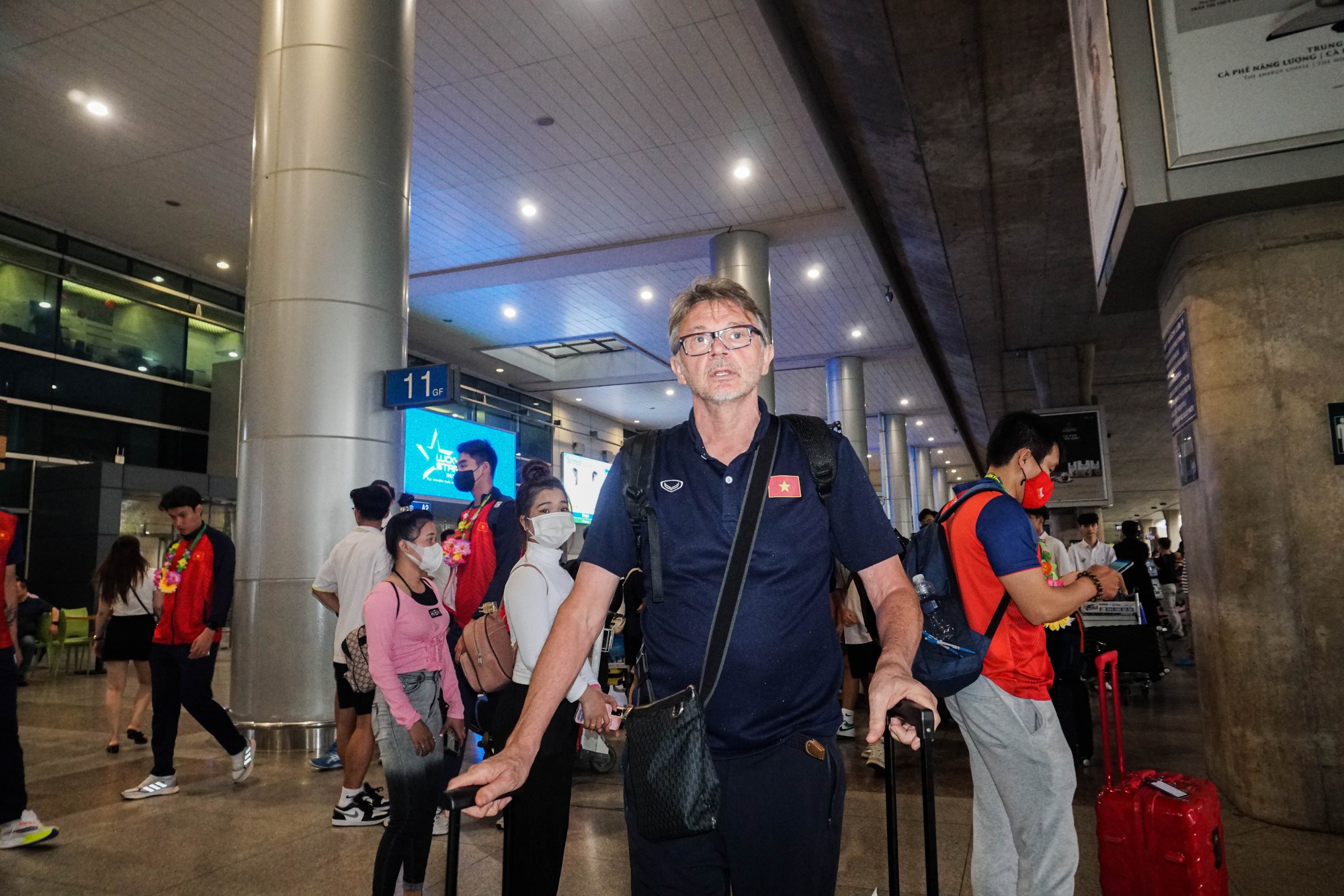 Đội tuyển U22 Việt Nam c&ugrave;ng nhiều đội tuyển tham gia SEA Games 32 trở về nước - Ảnh 7.