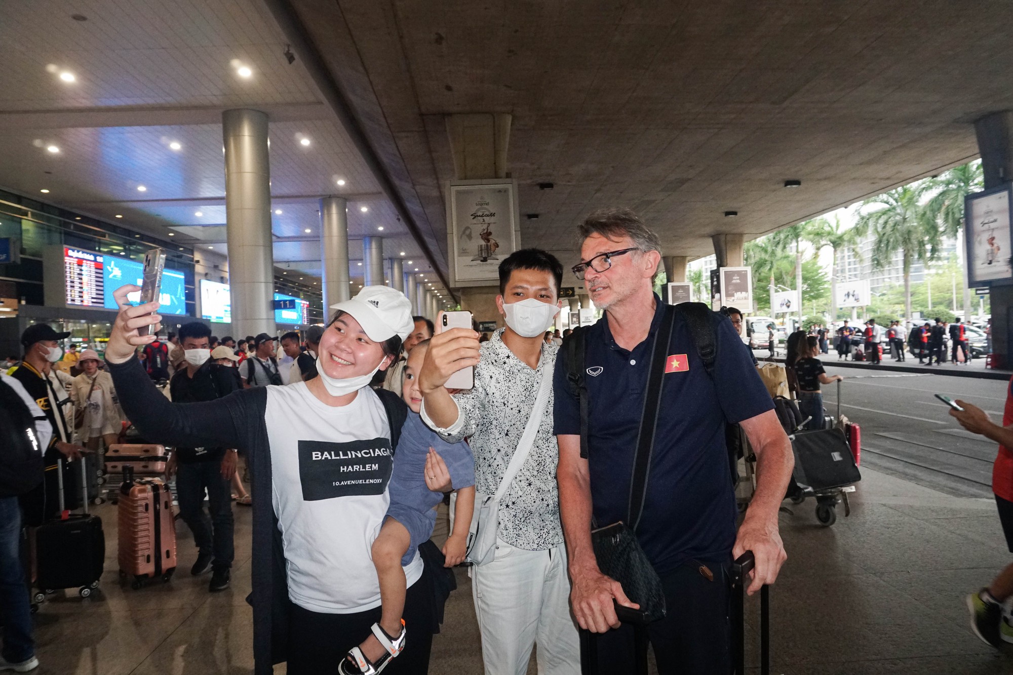 Đội tuyển U22 Việt Nam c&ugrave;ng nhiều đội tuyển tham gia SEA Games 32 trở về nước - Ảnh 8.