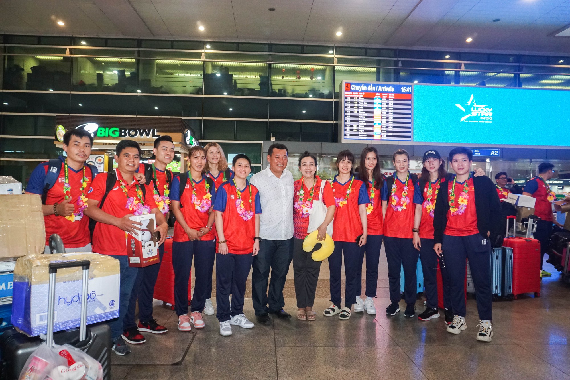 Đội tuyển U22 Việt Nam c&ugrave;ng nhiều đội tuyển tham gia SEA Games 32 trở về nước - Ảnh 13.