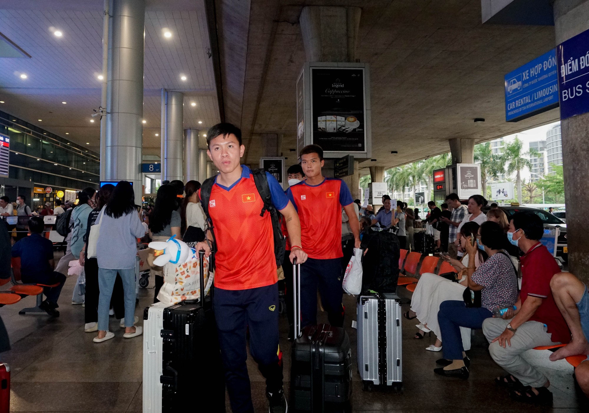 Đội tuyển U22 Việt Nam c&ugrave;ng nhiều đội tuyển tham gia SEA Games 32 trở về nước - Ảnh 10.