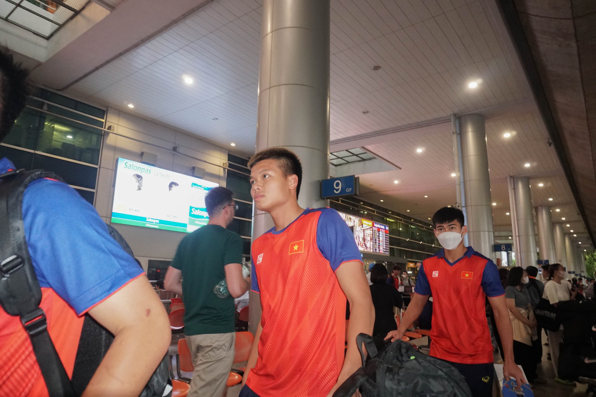 Đội tuyển U22 Việt Nam c&ugrave;ng nhiều đội tuyển tham gia SEA Games 32 trở về nước - Ảnh 9.
