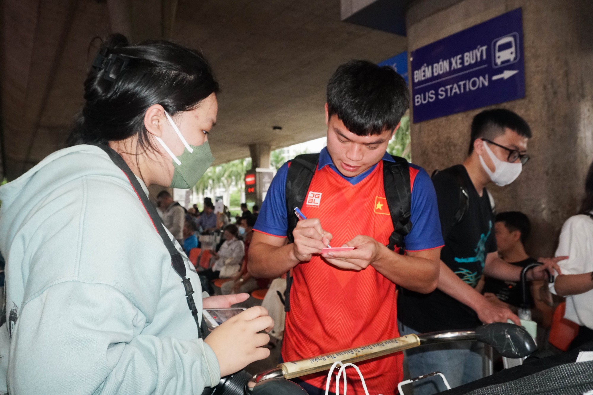 Đội tuyển U22 Việt Nam c&ugrave;ng nhiều đội tuyển tham gia SEA Games 32 trở về nước - Ảnh 2.
