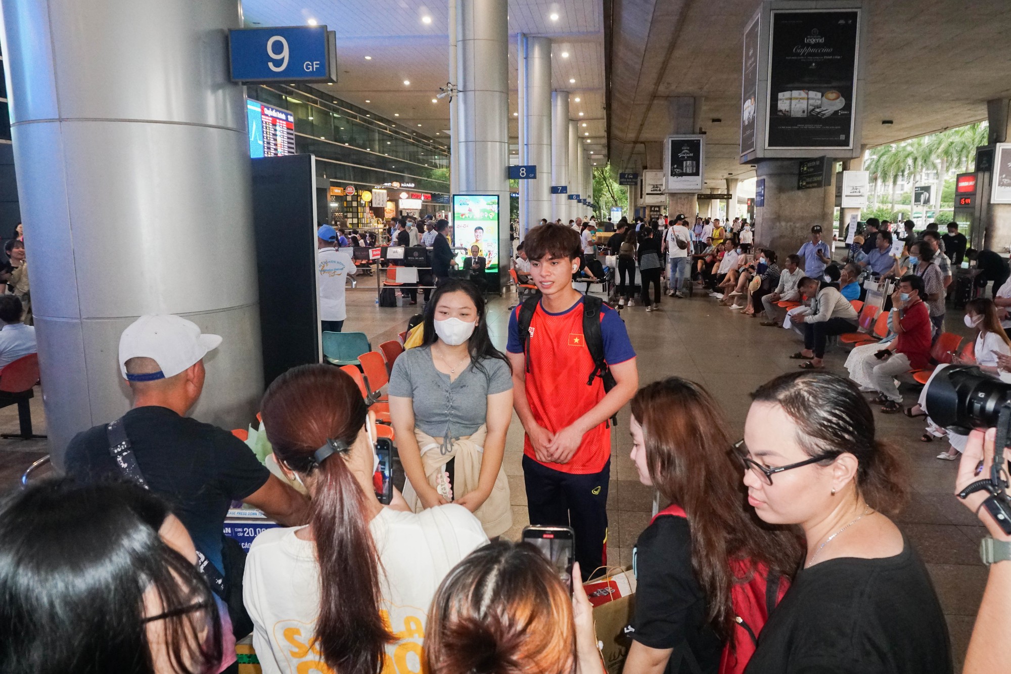 Đội tuyển U22 Việt Nam c&ugrave;ng nhiều đội tuyển tham gia SEA Games 32 trở về nước - Ảnh 3.