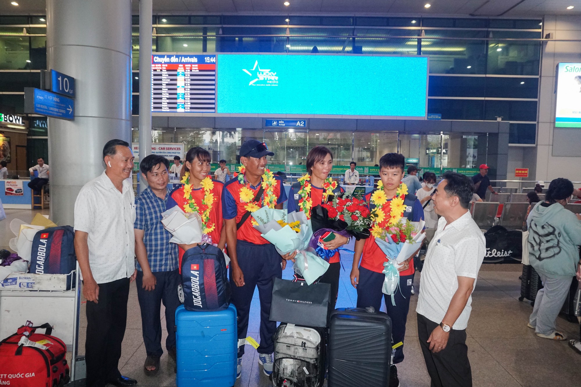 Đội tuyển U22 Việt Nam c&ugrave;ng nhiều đội tuyển tham gia SEA Games 32 trở về nước - Ảnh 12.