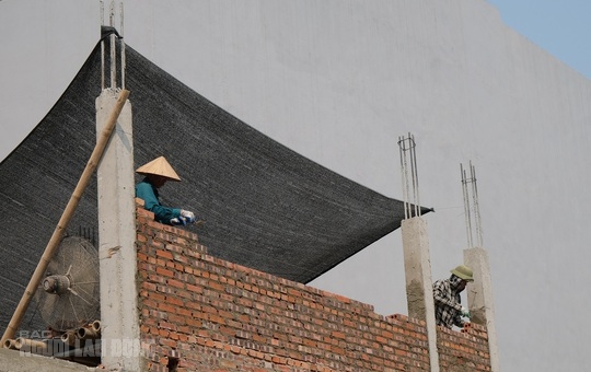 Người lao động mưu sinh dưới tiết trời nắng như đổ lửa - Ảnh 13.