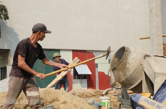 Người lao động mưu sinh dưới tiết trời nắng như đổ lửa - Ảnh 4.