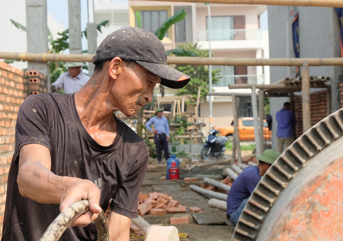 Người lao động mưu sinh dưới tiết trời nắng như "đổ lửa"