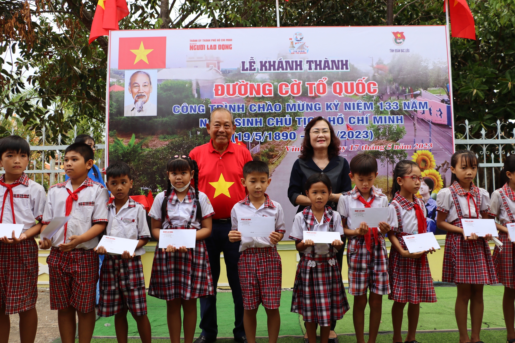 Rực rỡ Đường cờ Tổ quốc tại đền thờ Chủ tịch Hồ Chí Minh ở Bạc Liêu - Ảnh 12.