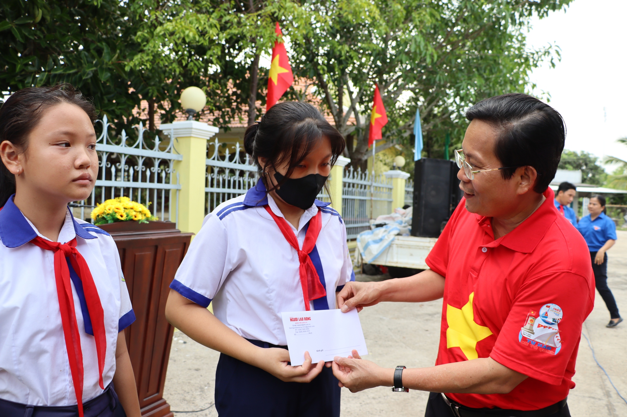 Rực rỡ Đường cờ Tổ quốc tại đền thờ Chủ tịch Hồ Chí Minh ở Bạc Liêu - Ảnh 13.