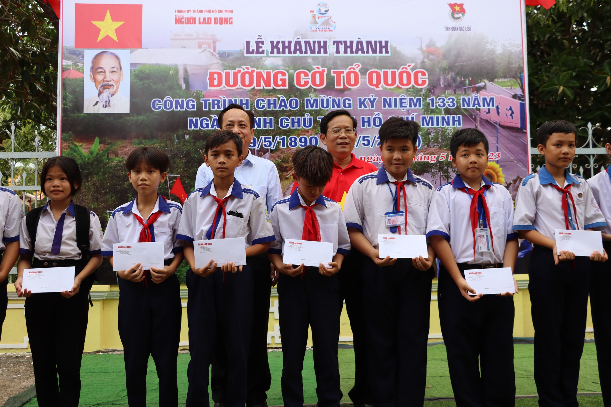 Rực rỡ Đường cờ Tổ quốc tại đền thờ Chủ tịch Hồ Chí Minh ở Bạc Liêu - Ảnh 15.