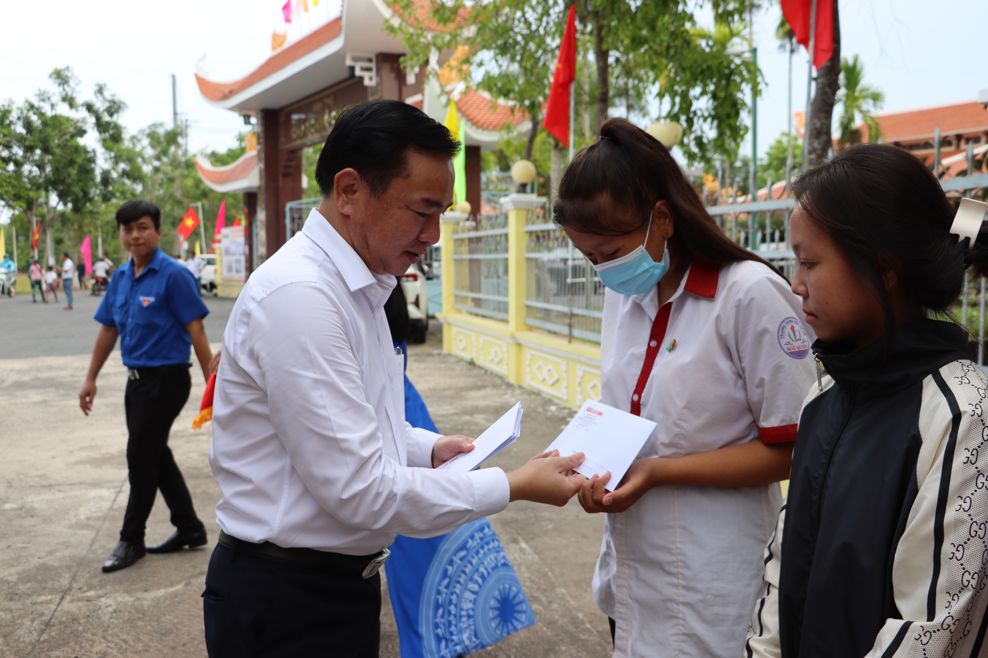 Rực rỡ Đường cờ Tổ quốc tại đền thờ Chủ tịch Hồ Chí Minh ở Bạc Liêu - Ảnh 16.