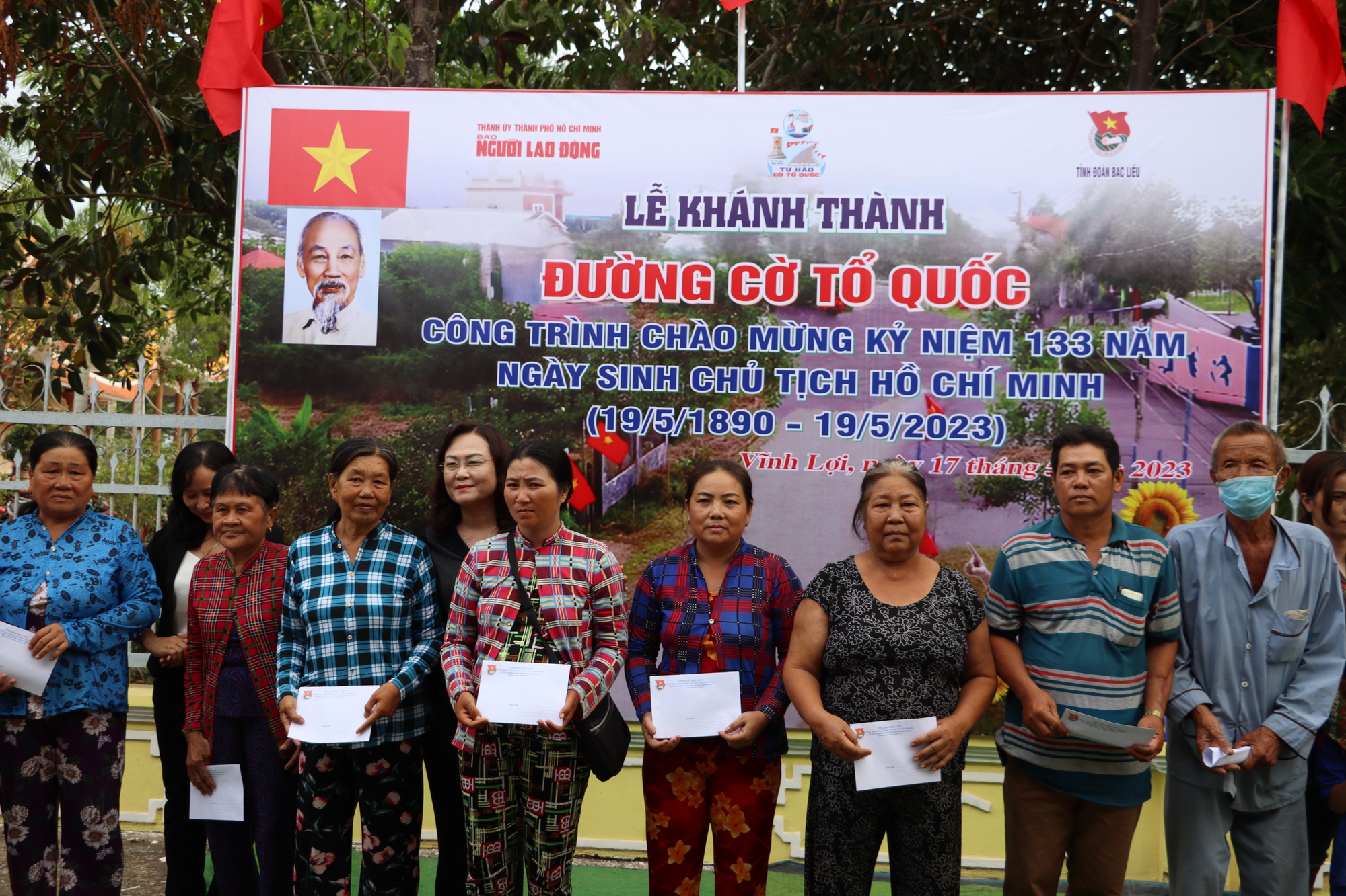 Rực rỡ Đường cờ Tổ quốc tại đền thờ Chủ tịch Hồ Chí Minh ở Bạc Liêu - Ảnh 17.