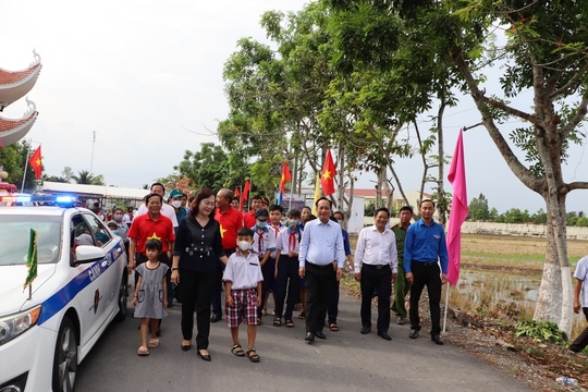 Rực rỡ "Đường cờ Tổ quốc" tại đền thờ Chủ tịch Hồ Chí Minh ở Bạc Liêu