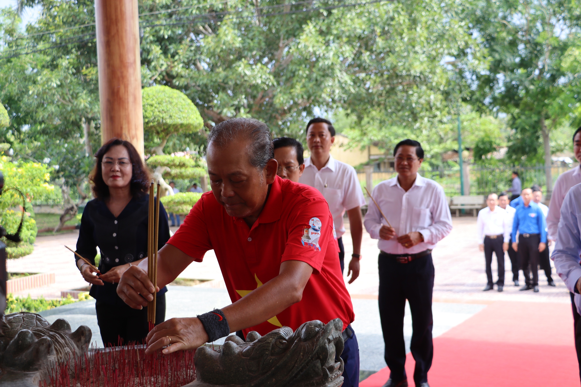 Rực rỡ Đường cờ Tổ quốc tại đền thờ Chủ tịch Hồ Chí Minh ở Bạc Liêu - Ảnh 1.