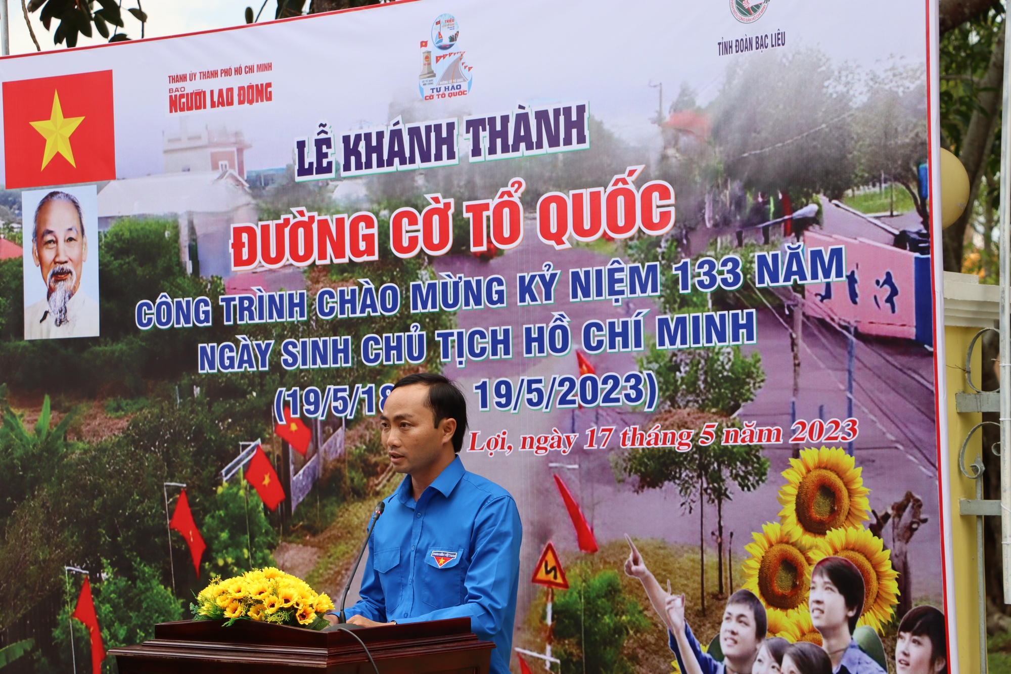 Rực rỡ Đường cờ Tổ quốc tại đền thờ Chủ tịch Hồ Chí Minh ở Bạc Liêu - Ảnh 9.