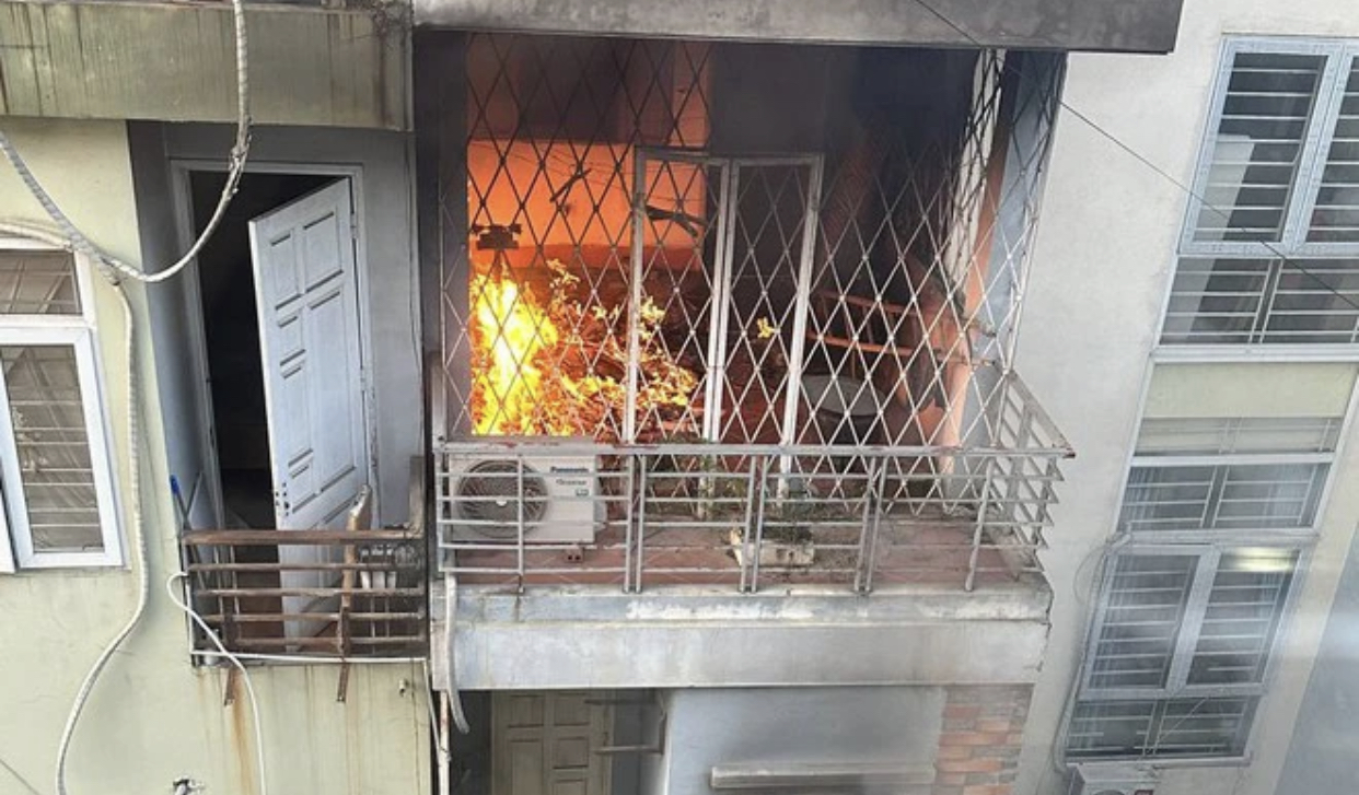 2 b&eacute; trai c&ugrave;ng gia đ&igrave;nh leo ban c&ocirc;ng tho&aacute;t th&acirc;n khỏi đ&aacute;m ch&aacute;y tại căn nh&agrave; 4 tầng - Ảnh 1.