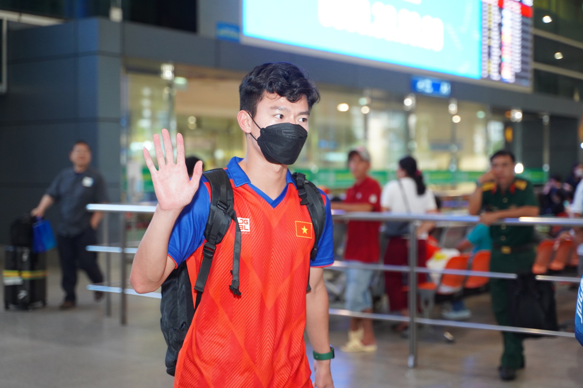 Đội tuyển U22 Việt Nam c&ugrave;ng nhiều đội tuyển tham gia SEA Games 32 trở về nước - Ảnh 4.
