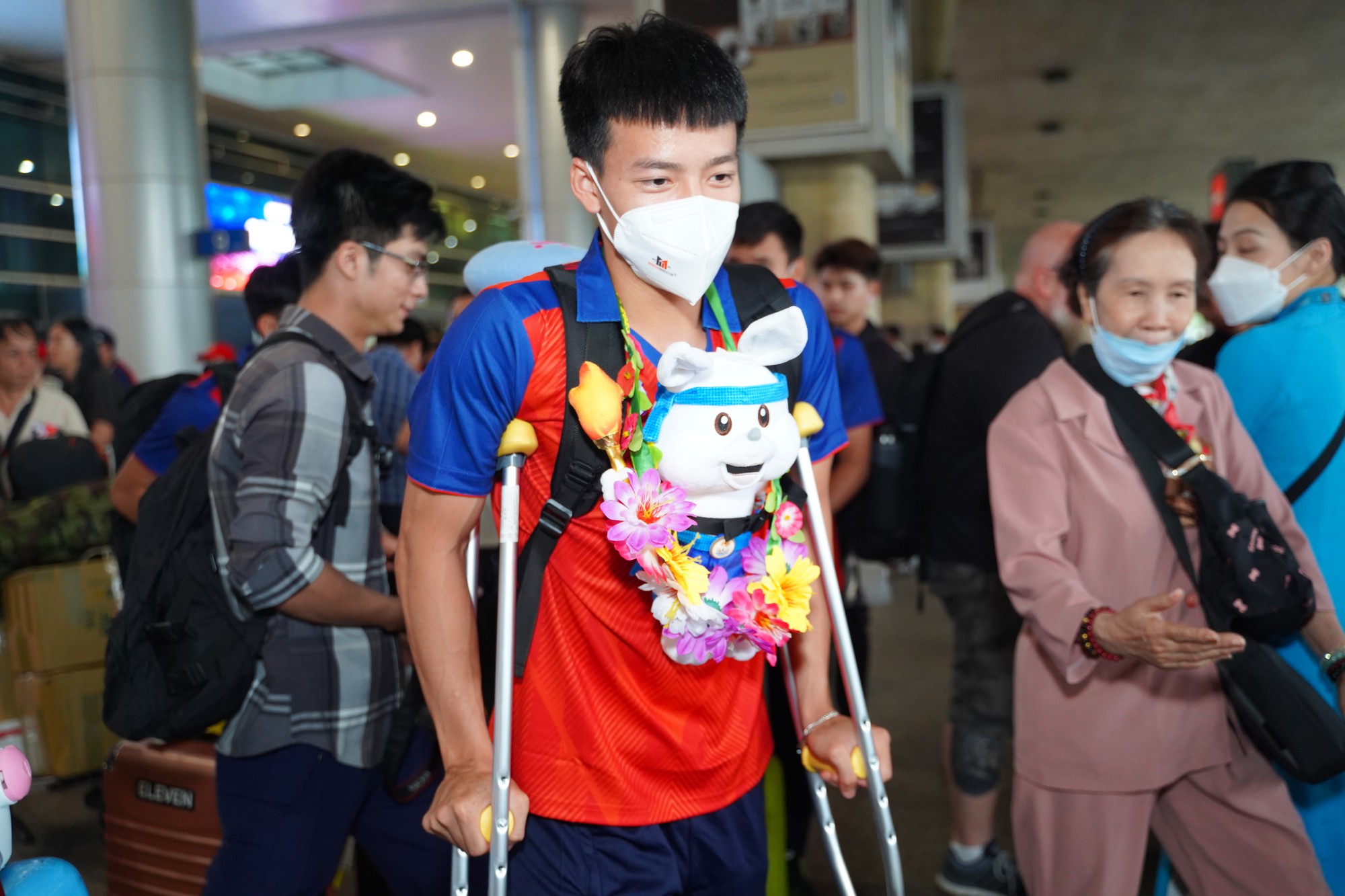 Đội tuyển U22 Việt Nam c&ugrave;ng nhiều đội tuyển tham gia SEA Games 32 trở về nước - Ảnh 6.