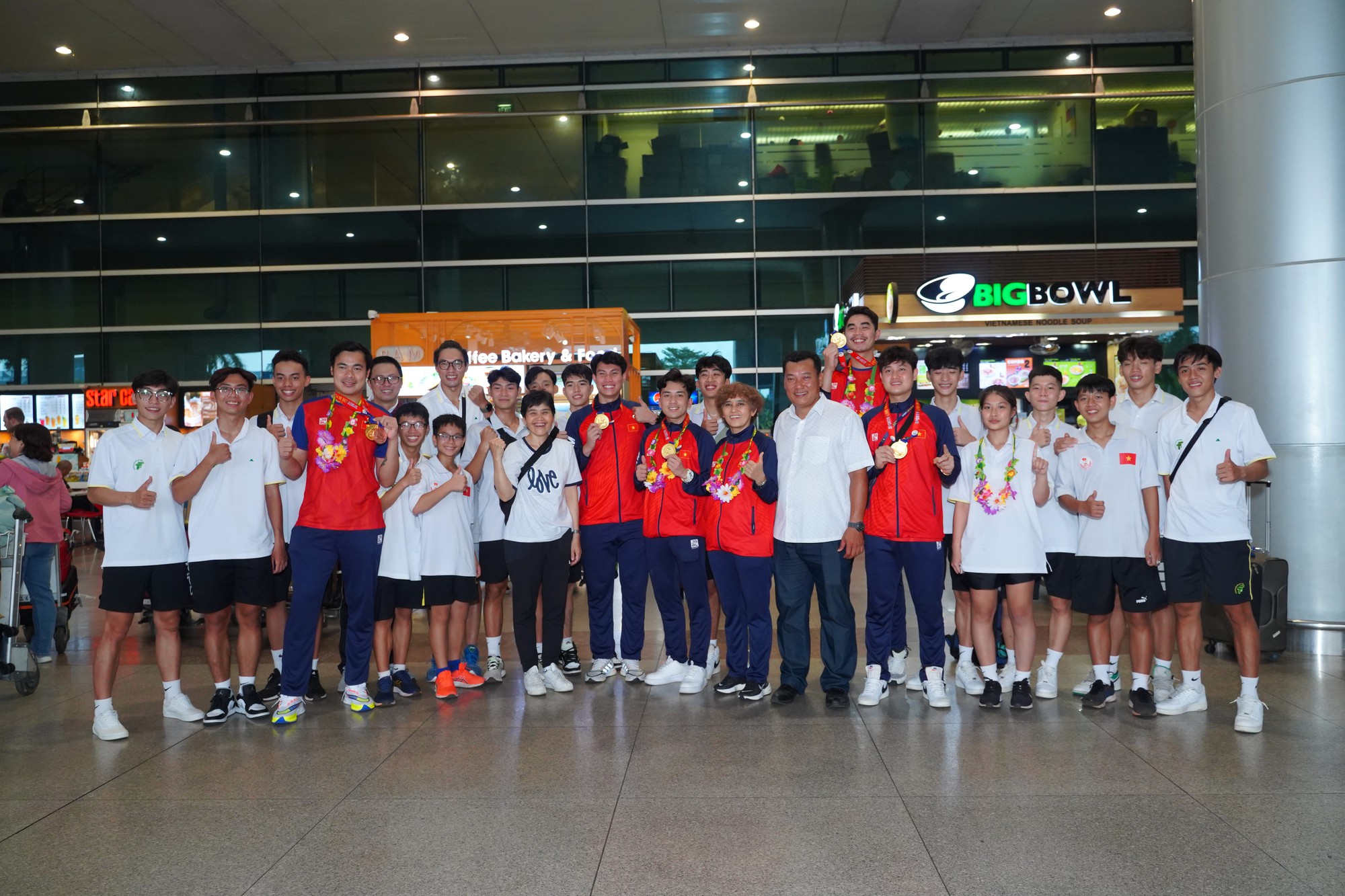 Đội tuyển U22 Việt Nam c&ugrave;ng nhiều đội tuyển tham gia SEA Games 32 trở về nước - Ảnh 15.