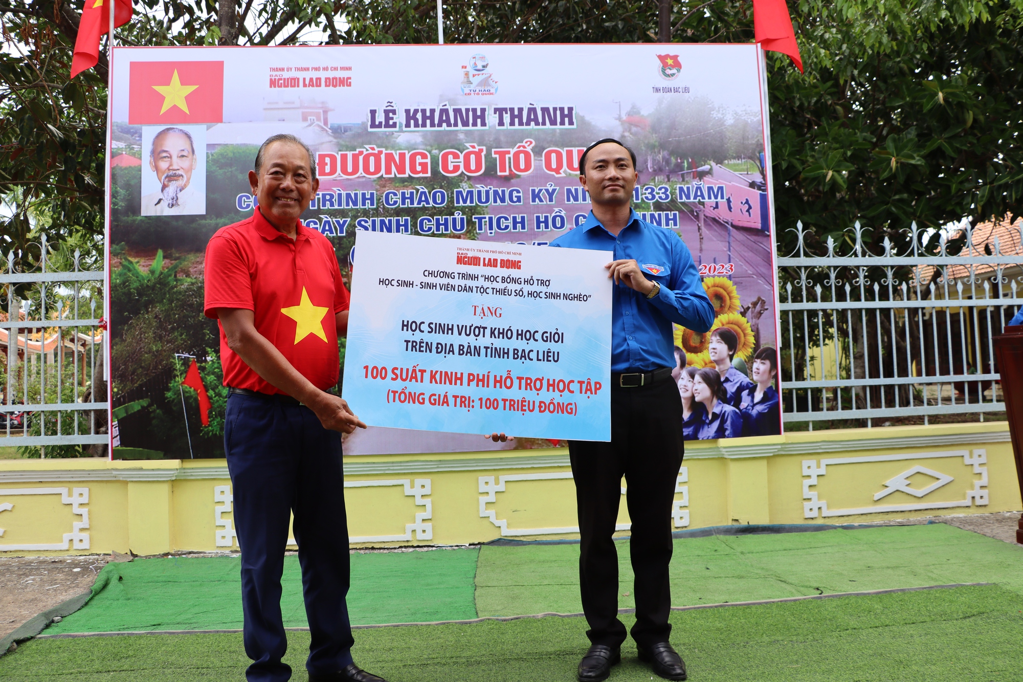 Rực rỡ Đường cờ Tổ quốc tại đền thờ Chủ tịch Hồ Chí Minh ở Bạc Liêu - Ảnh 10.