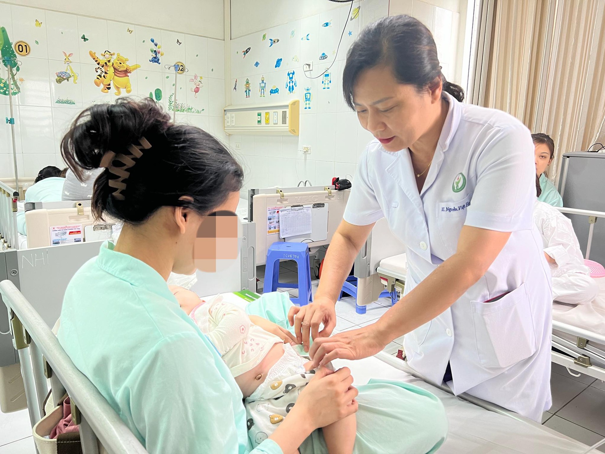 Trẻ 5 th&aacute;ng tuổi phải cắt buồng trứng do ph&aacute;t hiện dị tật muộn - Ảnh 1.