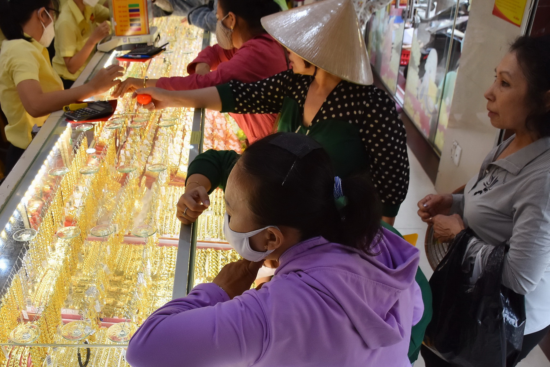 Giá vàng hôm nay 18-5: USD tăng giá, vàng tiếp tục đi xuống