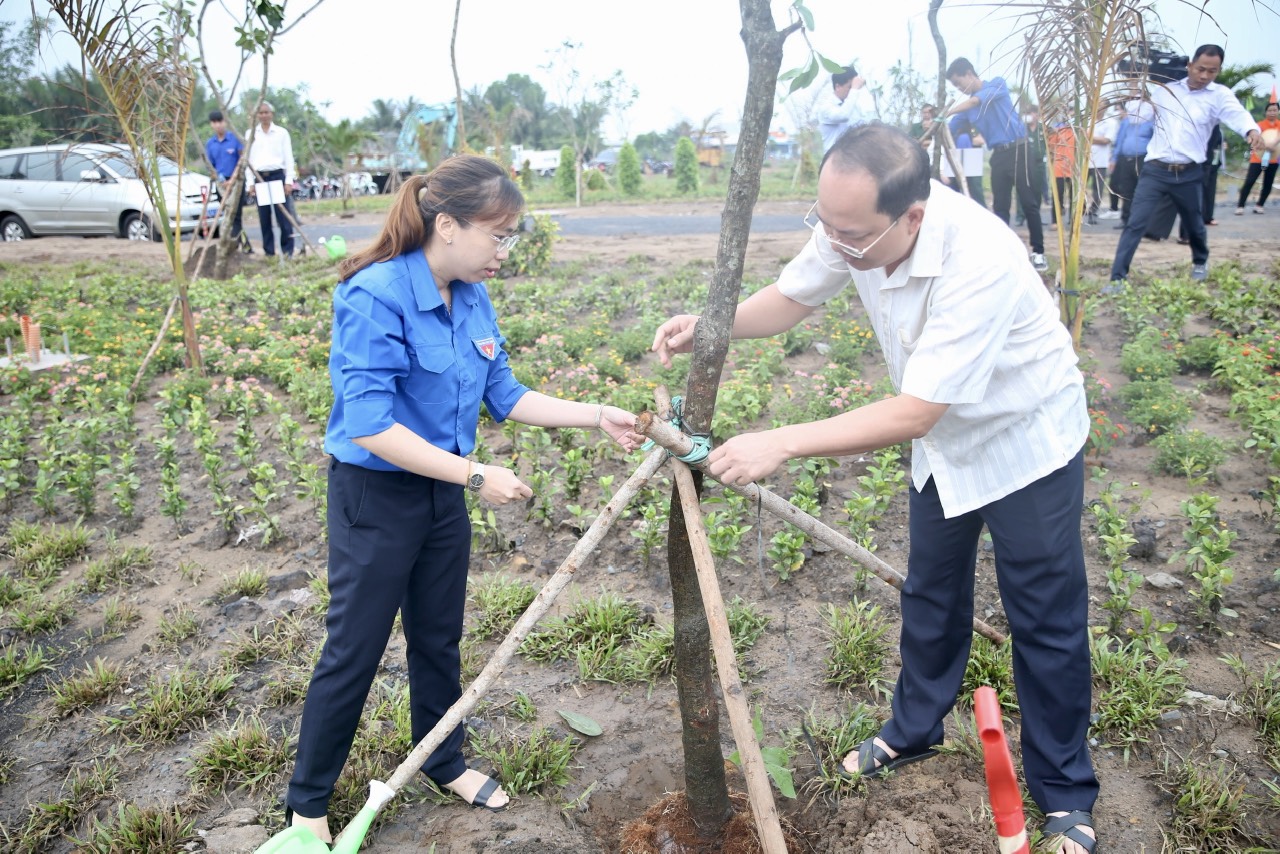 Phó Bí thư Thành ủy TP HCM trồng cây và trao huy hiệu 65 tuổi Đảng tại huyện Nhà Bè