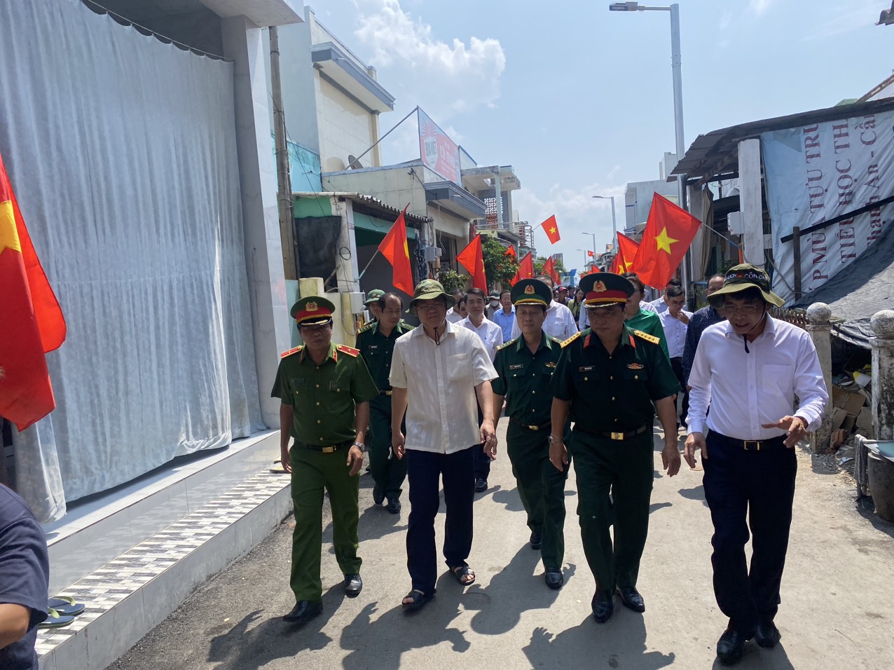 Phó Bí thư Thành ủy TP HCM trồng cây và trao huy hiệu 65 tuổi Đảng tại huyện Nhà Bè - Ảnh 4.