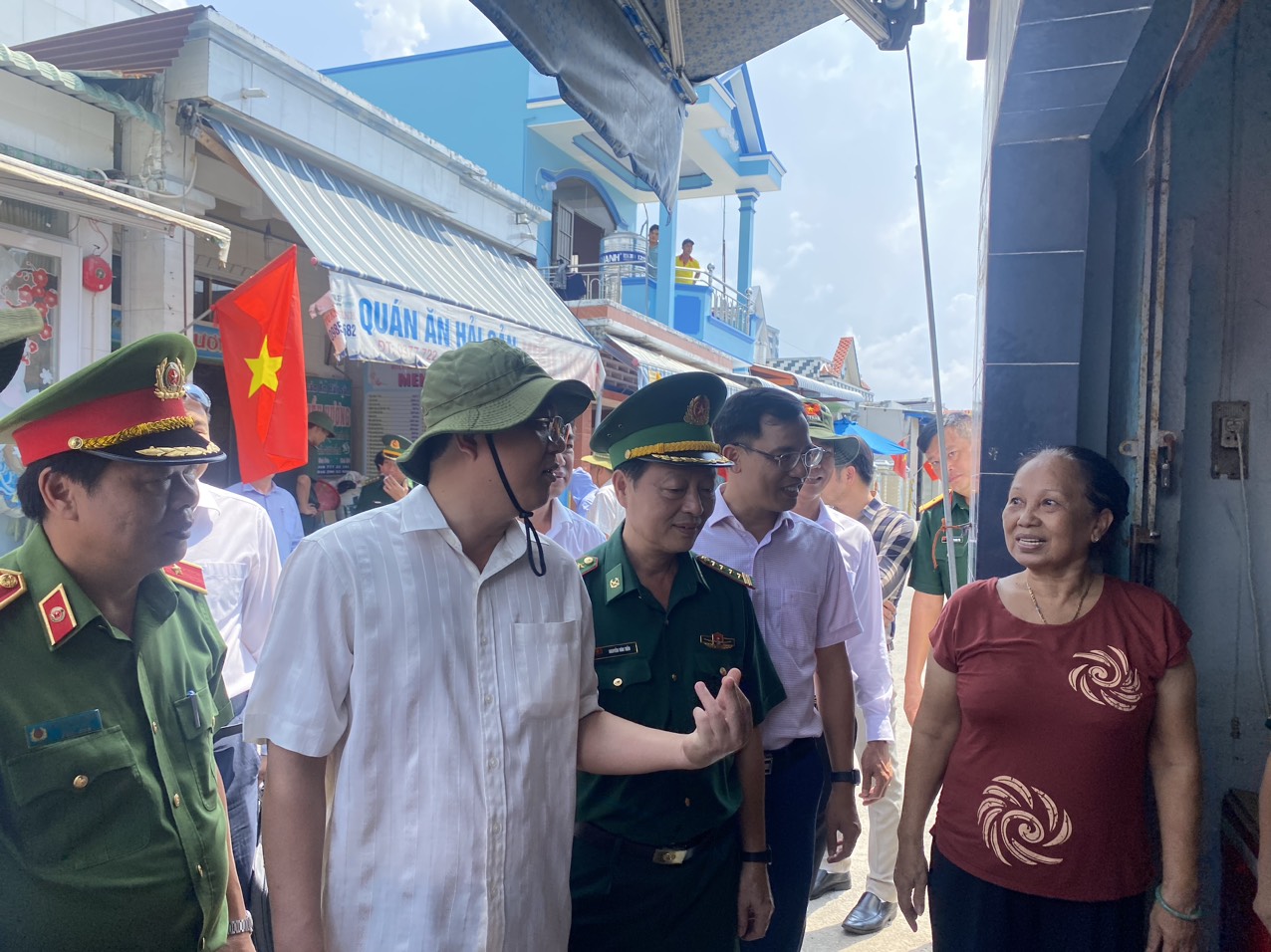 Phó Bí thư Thành ủy TP HCM trồng cây và trao huy hiệu 65 tuổi Đảng tại huyện Nhà Bè - Ảnh 5.