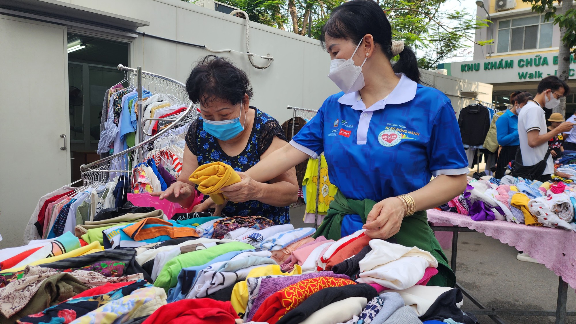 "Lần đầu tiên tôi mua đồ trong bệnh viện mà không mất tiền"