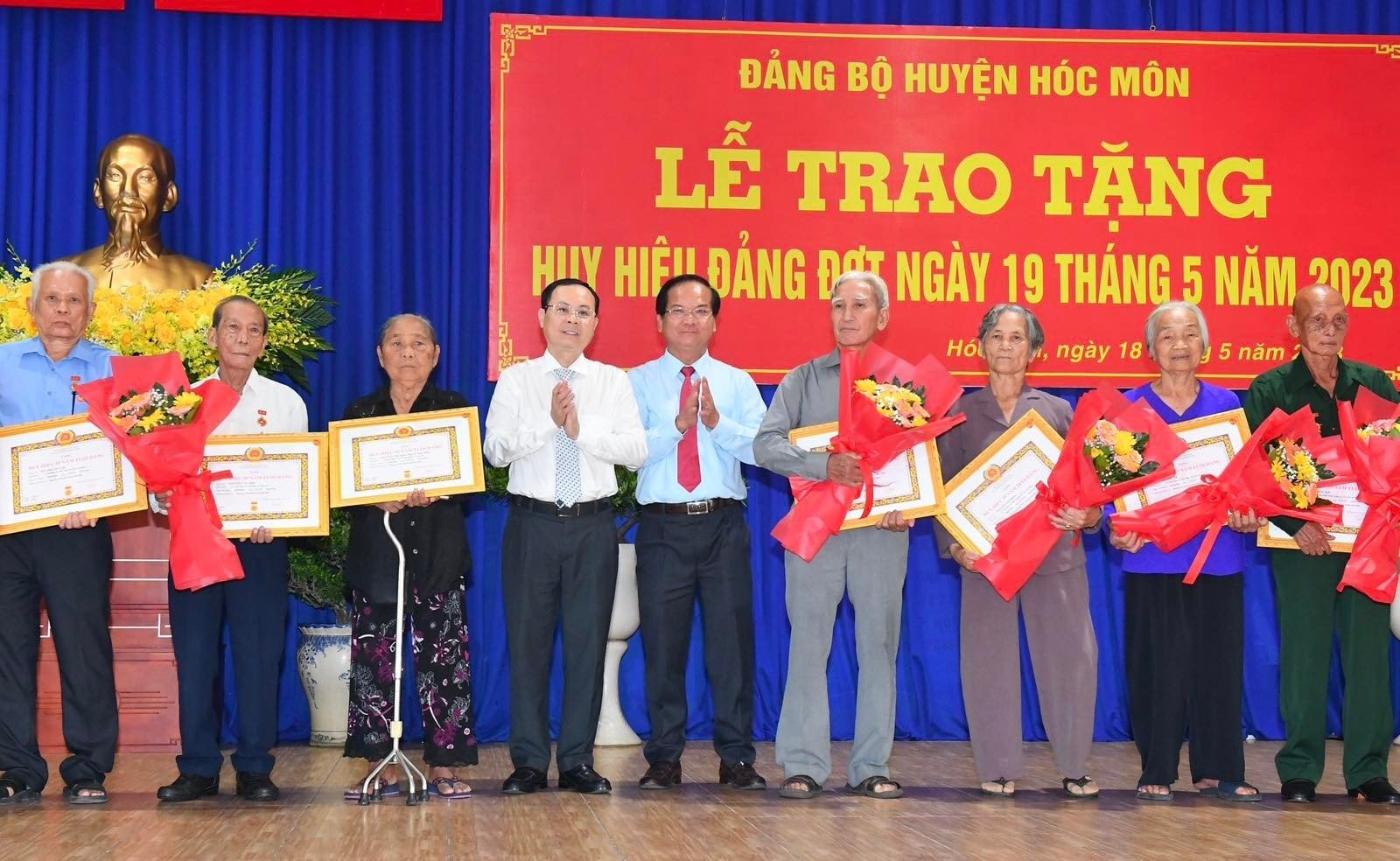 L&atilde;nh đạo TP HCM trao Huy hiệu Đảng - Ảnh 1.