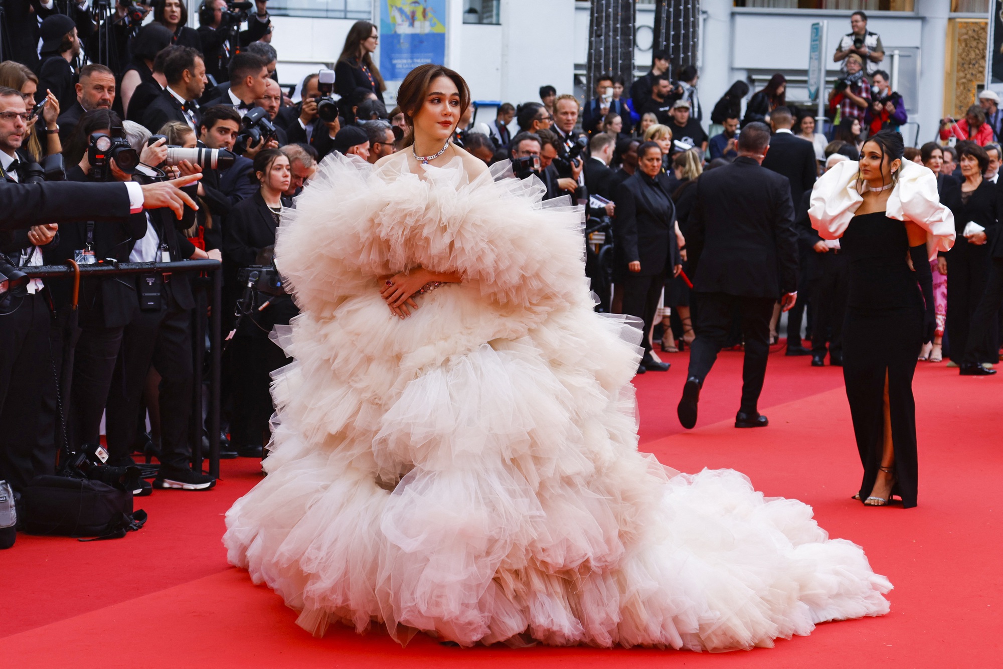 Thiên thần nội y Thái Lan diện đầm quá khổ ở Cannes 2023 - Ảnh 3.