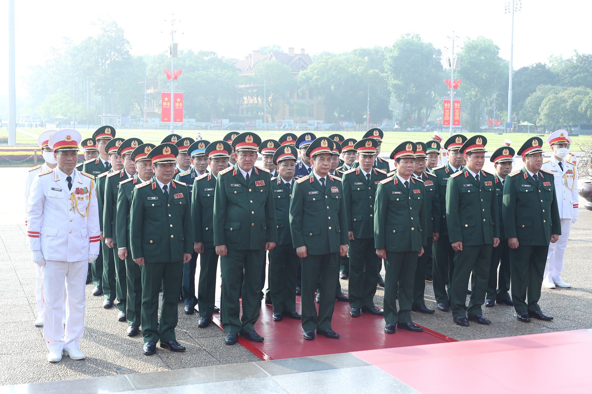 L&atilde;nh đạo Đảng v&agrave; Nh&agrave; nước v&agrave;o Lăng viếng Chủ tịch Hồ Ch&iacute; Minh - Ảnh 3.