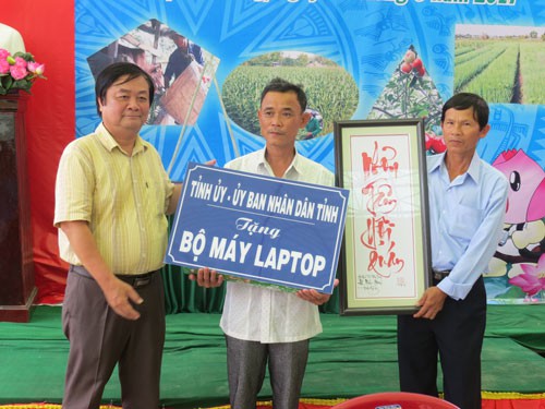 5-ong-le-minh-hoan-bi-thu-tinh-uy-dong-thap-bia-trai-tang-bo-may-laptop-cho-mot-hoi-quan-15727925945251704446244