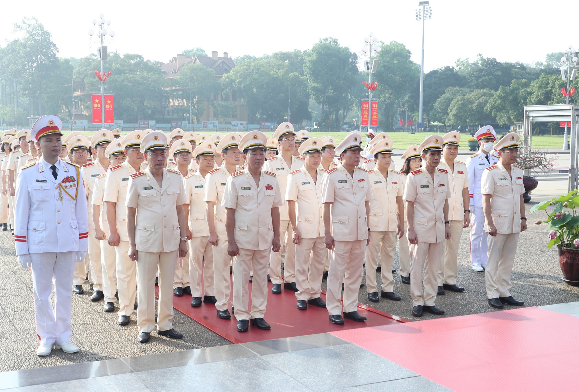 L&atilde;nh đạo Đảng v&agrave; Nh&agrave; nước v&agrave;o Lăng viếng Chủ tịch Hồ Ch&iacute; Minh - Ảnh 4.