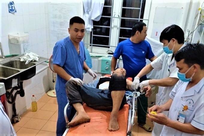 Dùng dao cứa cổ, đâm vào bụng khi bị phát hiện mua bán 16 bánh heroin