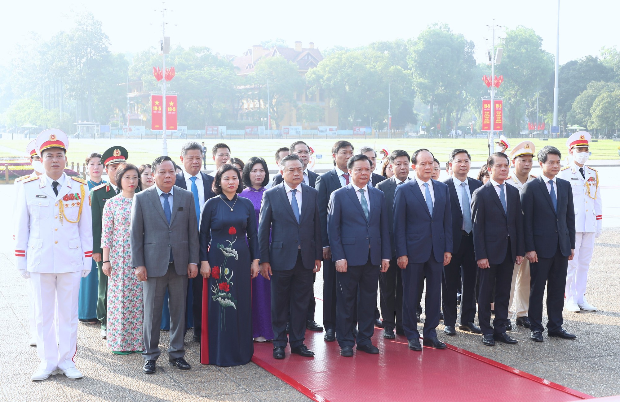 L&atilde;nh đạo Đảng v&agrave; Nh&agrave; nước v&agrave;o Lăng viếng Chủ tịch Hồ Ch&iacute; Minh - Ảnh 5.