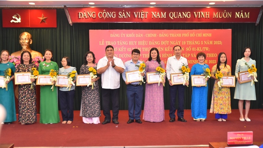 L&atilde;nh đạo TP HCM trao Huy hiệu Đảng - Ảnh 5.