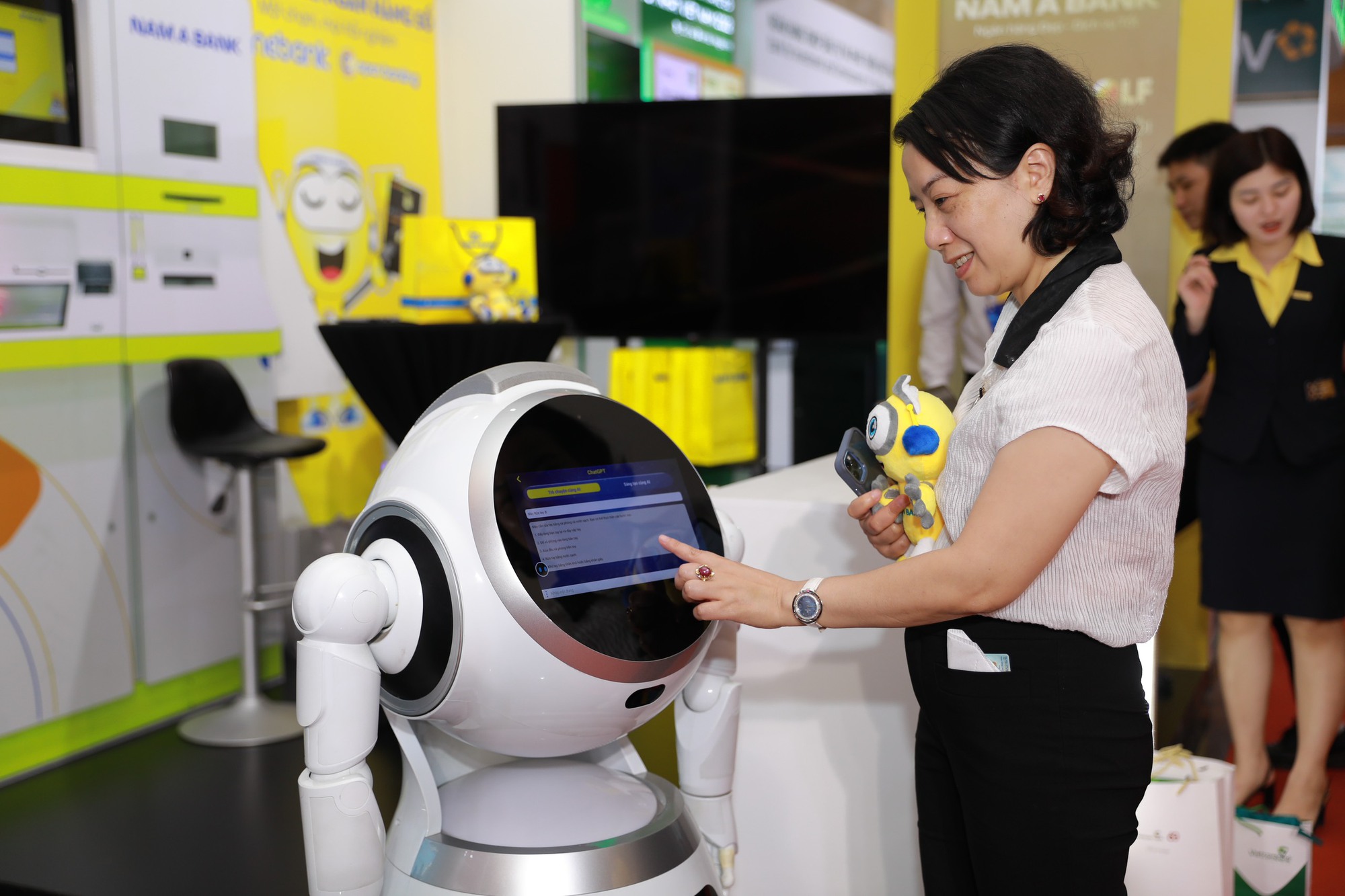 Chuyển đổi số ng&agrave;nh Ng&acirc;n h&agrave;ng 2023: Nam A Bank ti&ecirc;n phong với hệ sinh th&aacute;i ng&acirc;n h&agrave;ng số &ldquo;Một chạm mọi trải nghiệm&rdquo; - Ảnh 2.