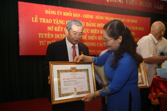 L&atilde;nh đạo TP HCM trao Huy hiệu Đảng - Ảnh 2.