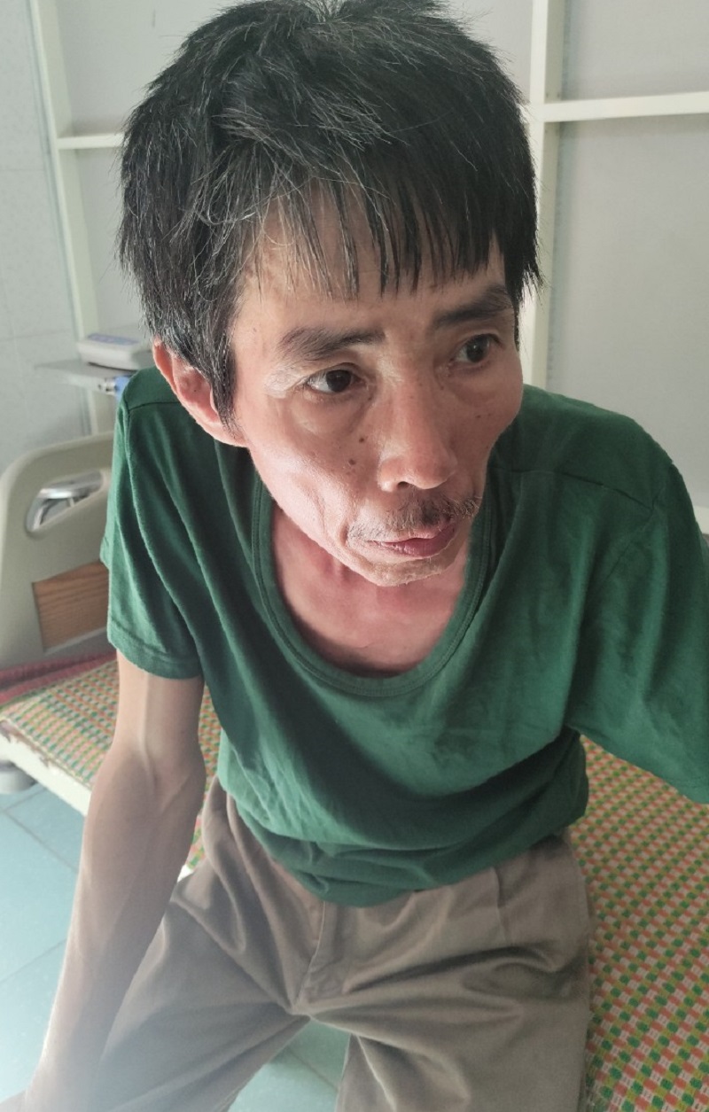 Uống rượu say chửi bới hàng xóm, vác điếu cày đuổi đánh công an - Ảnh 1.